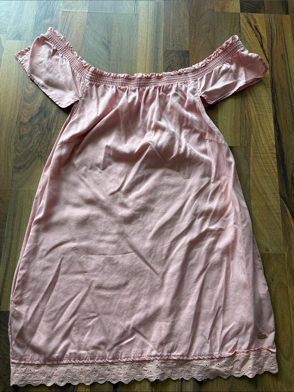 Guess Woman’s Mini Pink Off-Shoulder Top with Eyelet Hem Size M